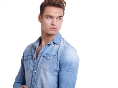 Stüdyoda poz veren adam