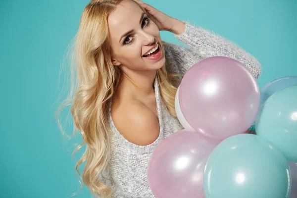 Blonde vrouw met ballonnen — Stockfoto