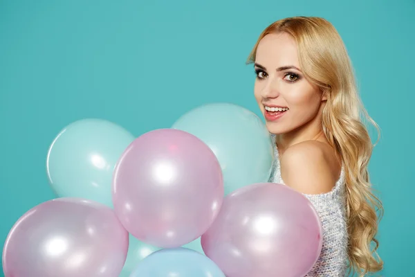 Blonde Frau mit Luftballons — Stockfoto