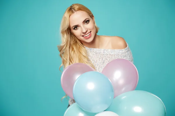 Blonde vrouw met ballonnen — Stockfoto