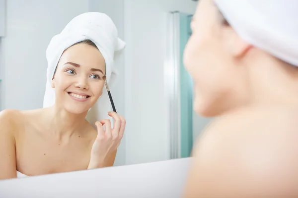 Frau in weiße Handtücher gehüllt — Stockfoto