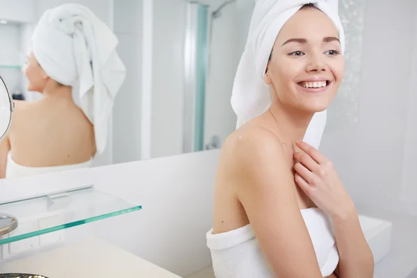 Frau in weiße Handtücher gehüllt — Stockfoto