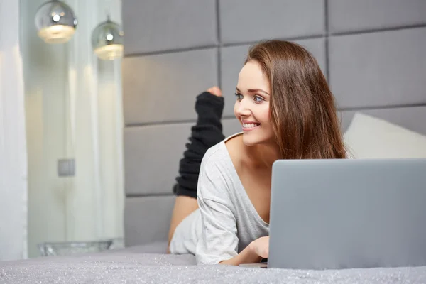 Woman lying down on bed — Stock Photo, Image