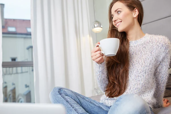 Vrouw zitten met laptop — Stockfoto