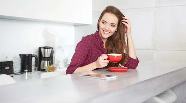 Mulher sentada na cozinha — Fotografia de Stock