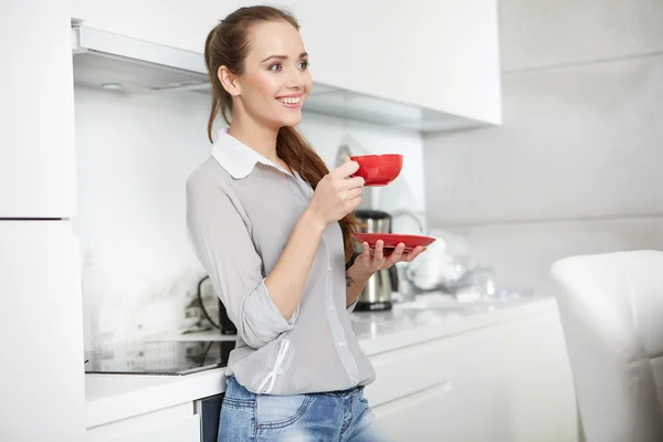 Donna in piedi in cucina — Foto Stock