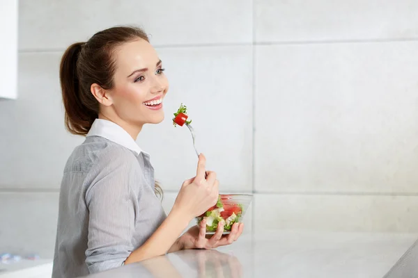 Γυναίκα τρώει σαλάτα λαχανικών — Φωτογραφία Αρχείου