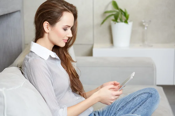 Attractive woman using digital tablet — Stock Photo, Image