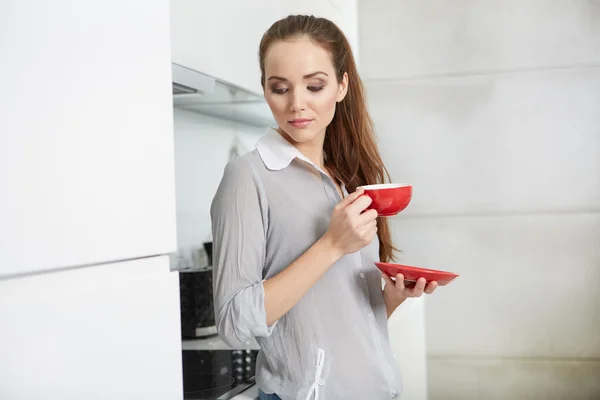 Mulher de pé na cozinha — Fotografia de Stock