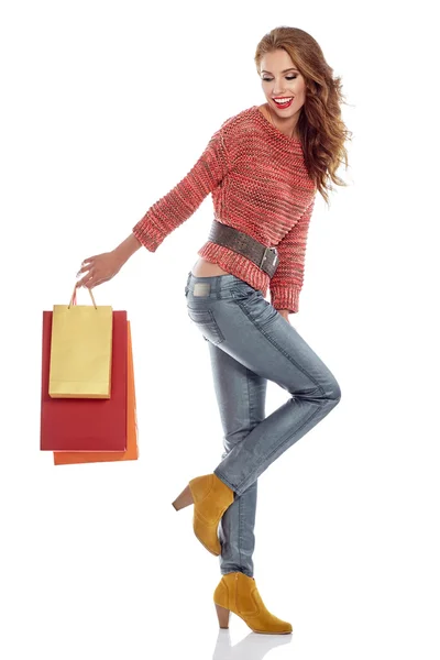 Mulher usando sacos de compras — Fotografia de Stock