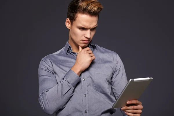 Ung man med tablett — Stockfoto