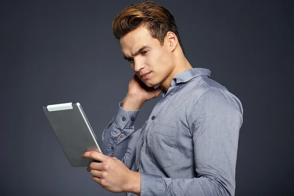 Joven con la tableta — Foto de Stock