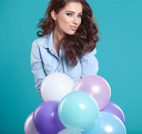 Brunett kvinna med ballonger — Stockfoto