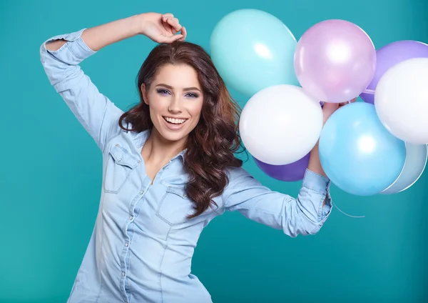 Femme brune avec des ballons — Photo