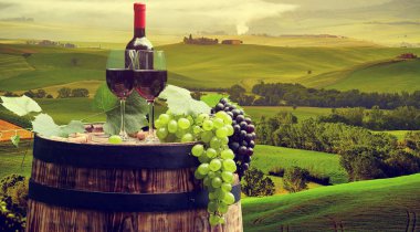 kırmızı şarap şişesi ve gözlük