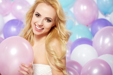 Balonlu güzel kadın