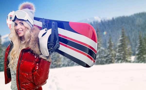 Frau steht mit Snowboard — Stockfoto