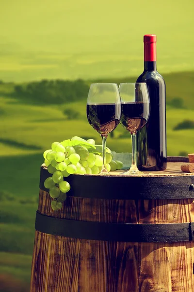 Rött vin flaska och glas — Stockfoto