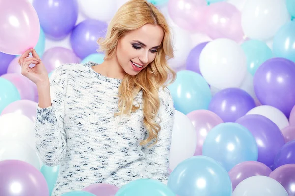 Balonlu güzel kadın