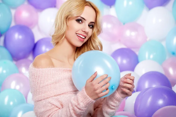 Hermosa mujer con globos —  Fotos de Stock