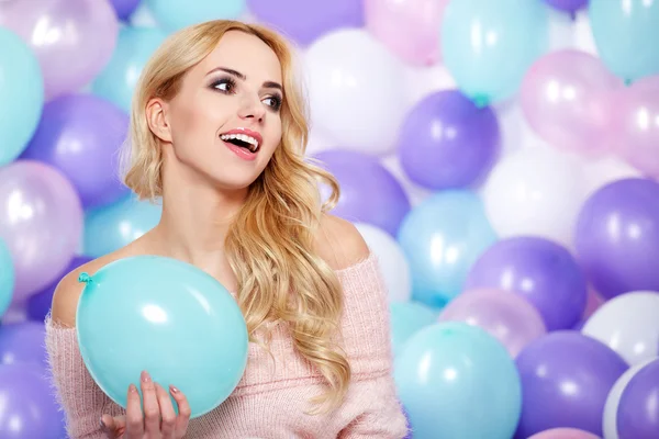 Vacker kvinna med ballonger — Stockfoto