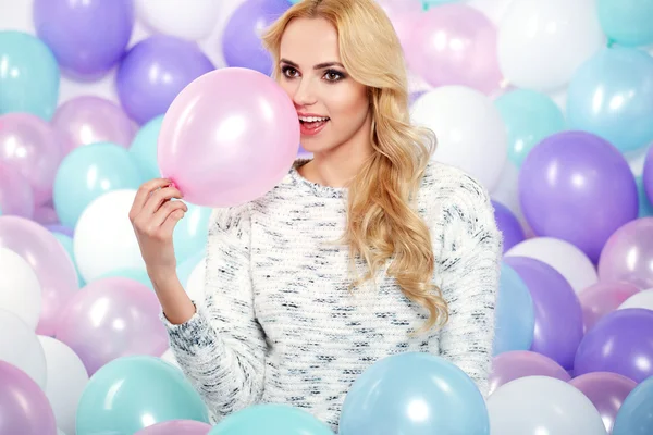 Mooie vrouw met ballonnen — Stockfoto