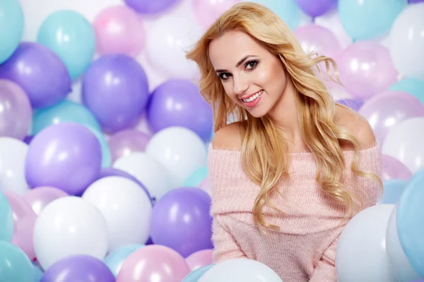 Mooie vrouw met ballonnen — Stockfoto