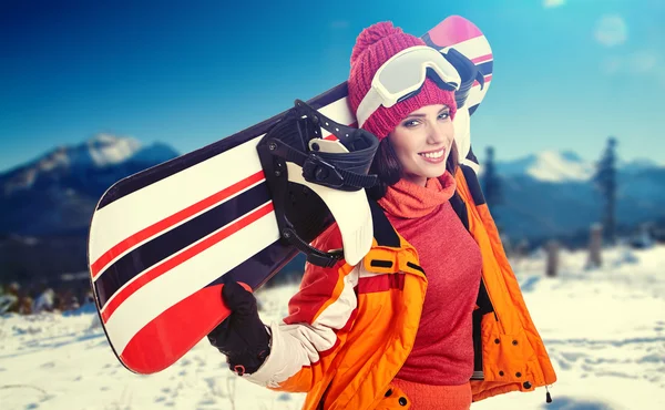 Mulher de pé com snowboard — Fotografia de Stock