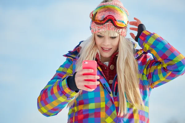 Kvinnan snowboardåkare med telefon — Stockfoto