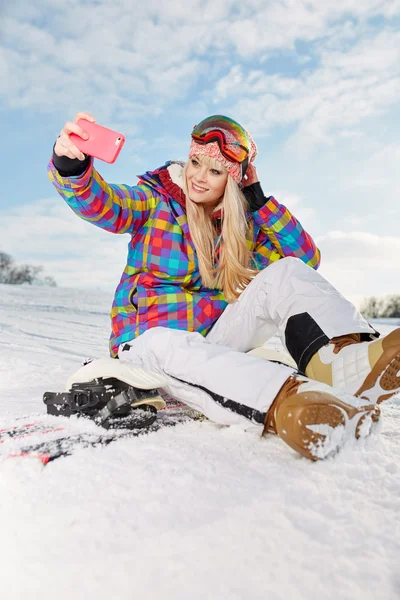 Kvinna sitter på snö — Stockfoto