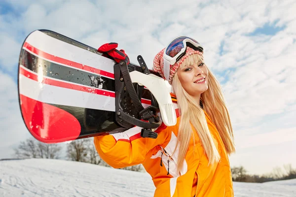 Mulher de pé com snowboard — Fotografia de Stock