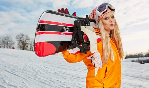 Kobieta stojąc z snowboardowe — Zdjęcie stockowe