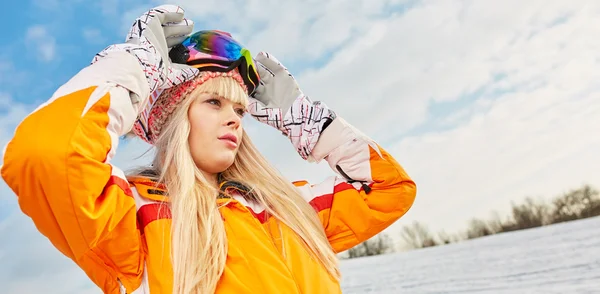 Blond kobieta w odzieży zimowej — Zdjęcie stockowe