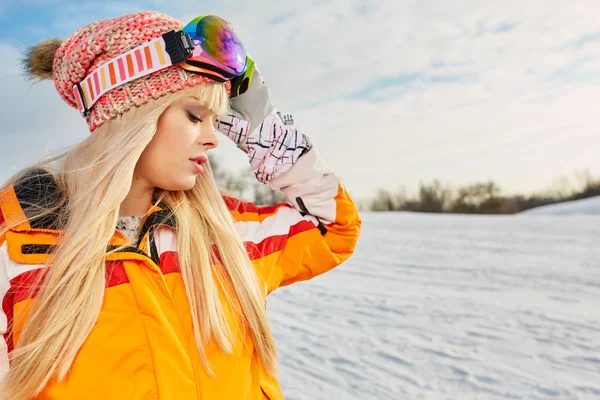 Femme en hiver à l'extérieur — Photo