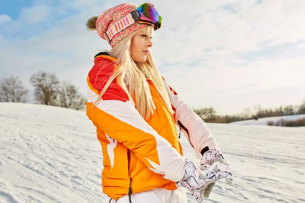 Vrouw op winter buiten — Stockfoto