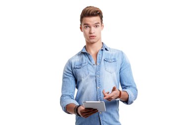 Tabletli genç adam.