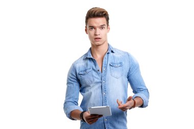 Tabletli genç adam.