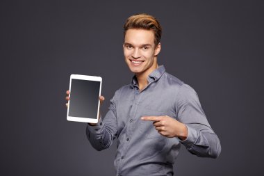 Tabletli genç adam.