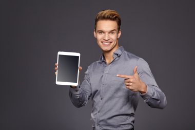 Tabletli genç adam.