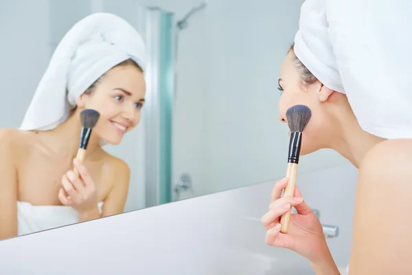 Frau macht Make-up — Stockfoto