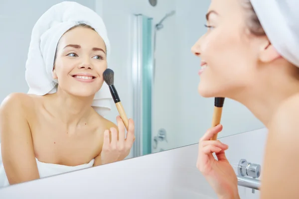 Woman makes makeup — Stock Photo, Image