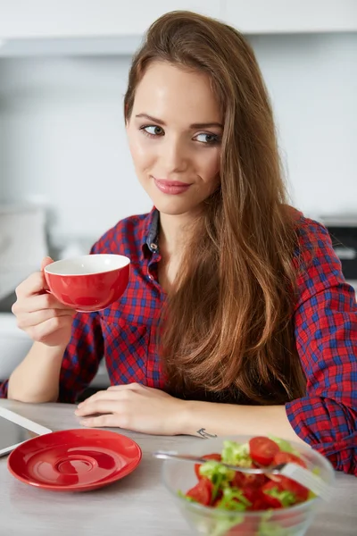 Mulher sentada na cozinha — Fotografia de Stock