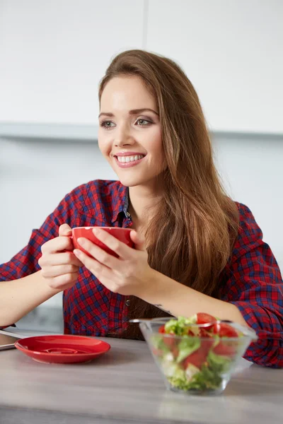 Frau sitzt in Küche — Stockfoto