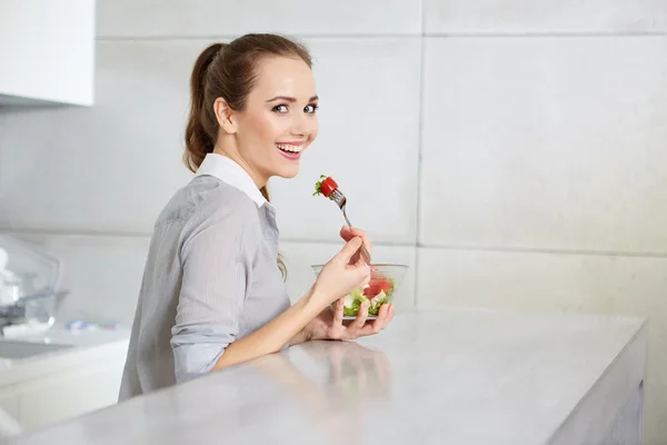 Жінка їсть свіжий салат — стокове фото