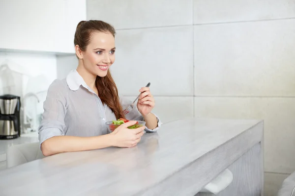 Vrouw die verse salade eet — Stockfoto