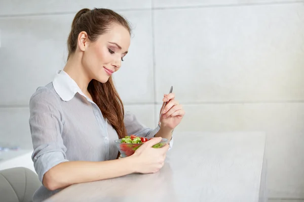 Frau isst frischen Salat — Stockfoto