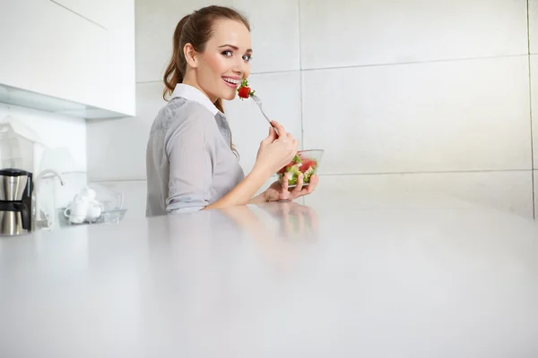 Frau isst frischen Salat — Stockfoto