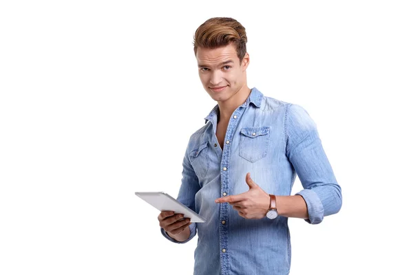 Joven con la tableta — Foto de Stock