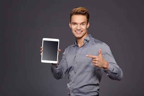 Joven con la tableta — Foto de Stock