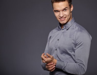 Gri arka planda duran havalı iş adamı